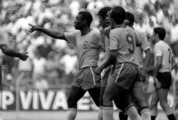 Fußball-Weltmeisterschaft 1970 17 6 Fußball-Weltmeisterschaft 1970 Brasilien gegen Uruguay Pelé führt den Jubel nach dem ersten brasilianischen Tor an Foto Gerry Cranham Abseits Guadalajara Mexiko  Copyright: xGerryxCranhamxOffside al