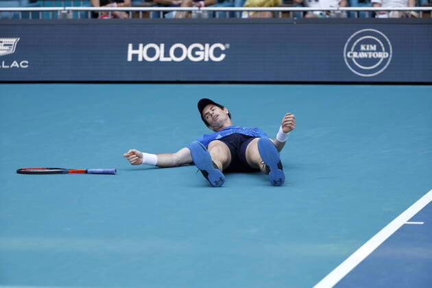 Bilder des Jahres 2022, Sport 03 März Sport Themen der Woche KW12 Sport Bilder des Tages March 26, 2022, Miami Gardens, Florida, United States Of America: MIAMI GARDENS, FLORIDA - MARCH 26: Daniil Medvedev of Russia defeats Andy Murray of Great Britain in the second round of the men s singles at the Miami Open at the Hard Rock Stadium on March 26, 2022 in Miami Gardens, Florida....People: Andy Murray Miami Gardens USA - ZUMAs214 20220326_zda_s214_139 Copyright: xSMGx