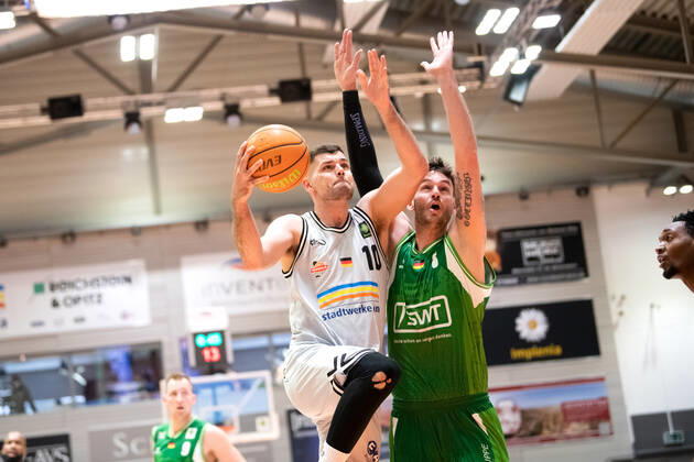 BARMER 2 Basketsball Bundesliga ProA season 2021 2022 32 match day on 27 3 22 Medipolis SC Jena vs Römerstrom Gladiators Trier v li Julius Wolf Jena at the basket against his brother Enosch Wolf Trier Sparkassen Arena