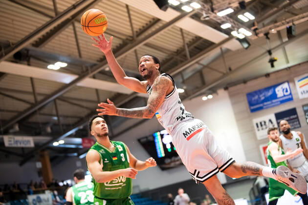 BARMER 2 Basketsball Bundesliga ProA season 2021 2022 32 match day on 27 3 22 Medipolis SC Jena vs Römerstrom Gladiators Trier center Rayshawn Simmons Jena at the basket Sparkassen Arena