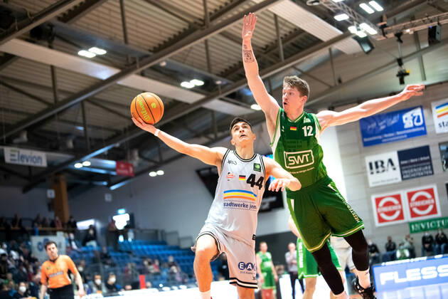 BARMER 2 Basketsball Bundesliga ProA season 2021 2022 32 match day on 27 3 22 Medipolis SC Jena vs Römerstrom Gladiators Trier v li Vuk Radojicic Jena at the basket against Jonas Niedermanner Trier Sparkassen Arena
