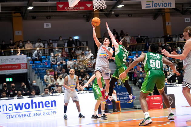 BARMER 2 Basketsball Bundesliga ProA season 2021 2022 32 match day on 27 3 22 Medipolis SC Jena vs Römerstrom Gladiators Trier v li Vuk Radojicic Jena at the basket against Daniel Thomas Monteroso Trier Sparkassen Arena