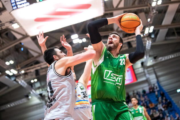 BARMER 2 Basketsball Bundesliga ProA season 2021 2022 32 match day on 27 3 22 Medipolis SC Jena vs Römerstrom Gladiators Trier v re in the center duel Radoslav Pekovic Trier on the ball against Alexander Herrera Jena Sparkassen Arena