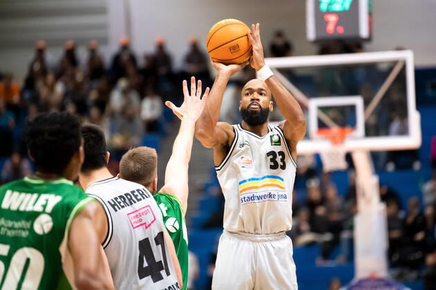 BARMER 2 Basketsball Bundesliga ProA season 2021 2022 32 matchday on 27 3 22 Medipolis SC Jena vs Römerstrom Gladiators Trier center Brandon Thomas Jena throwing with tongue out Sparkassen Arena