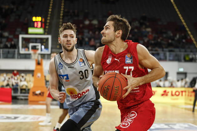 left right Tomas Kyzlink Brose Bamberg, 77 30 Jon Axel Gudmundsson HAKRO Merlins Crailsheim amberg HAKRO Merlins Crailsheim easyCredit BBL Basketball Bundesliga Saison 2021 22 Spieltag 17, 29 03 2022 Bamberg, Brose Arena Foto Daniel Löb Loeb Copyright: DanielxLöb