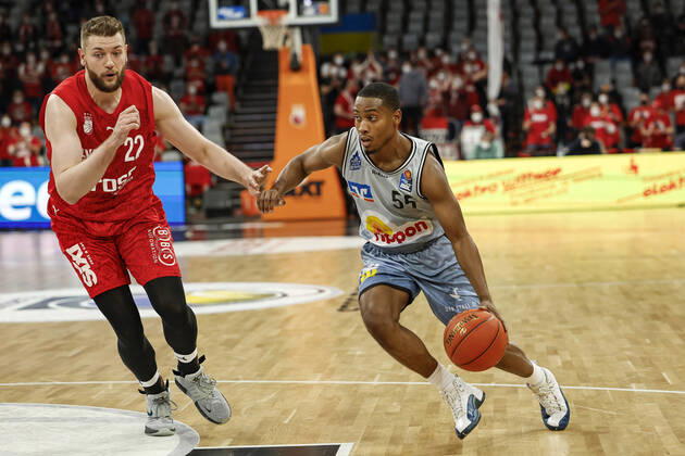 right 55 Mike Caffey HAKRO Merlins Crailsheim left Martinas Geben Brose Bamberg, 22 amberg HAKRO Merlins Crailsheim easyCredit BBL Basketball Bundesliga Saison 2021 22 Spieltag 17, 29 03 2022 Bamberg, Brose Arena Foto Daniel Löb Loeb Copyright: DanielxLöb