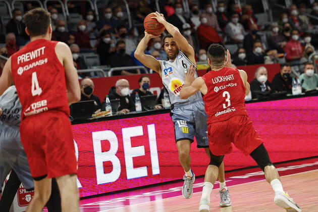 left 06 Elias Lasisi HAKRO Merlins Crailsheim right Dominic Lockhart Brose Bamberg, 03 amberg HAKRO Merlins Crailsheim easyCredit BBL Basketball Bundesliga Saison 2021 22 Spieltag 17, 29 03 2022 Bamberg, Brose Arena Foto Daniel Löb Loeb Copyright: DanielxLöb