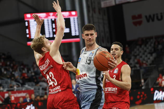 Center 15 Bogdan Radosavljevic HAKRO Merlins Crailsheim left Christian Sengfelder Brose Bamberg, 43 right Dominic Lockhart Brose Bamberg, 03 amberg HAKRO Merlins Crailsheim easyCredit BBL Basketball Bundesliga Season 2021 22 Matchday 17, 29 03 2022 Bamberg, Brose Arena Photo Daniel Löb Loeb Copyright: DanielxLöb