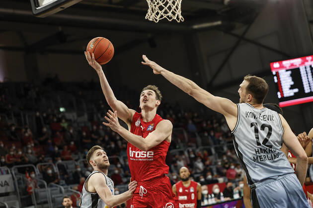 Center Omar Prewitt Brose Bamberg, 04 left 30 Jon Axel Gudmundsson HAKRO Merlins Crailsheim right 12 Dejan Kovacevic HAKRO Merlins Crailsheim amberg HAKRO Merlins Crailsheim easyCredit BBL Basketball Bundesliga Season 2021 22 Matchday 17, 29 03 2022 Bamberg, Brose Arena Photo Daniel Löb Loeb Copyright: DanielxLöb