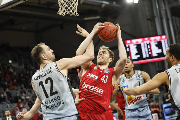 Center Christian Sengfelder Brose Bamberg, 43 left 12 Dejan Kovacevic HAKRO Merlins Crailsheim right 01 Jaren Lewis HAKRO Merlins Crailsheim amberg HAKRO Merlins Crailsheim easyCredit BBL Basketball Bundesliga Season 2021 22 Matchday 17, 29 03 2022 Bamberg, Brose Arena Photo Daniel Löb Loeb Copyright: DanielxLöb
