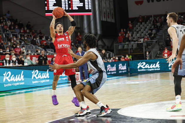 left Justin Robinson Brose Bamberg, 12 right 08 Terrell Harris HAKRO Merlins Crailsheim amberg HAKRO Merlins Crailsheim easyCredit BBL Basketball Bundesliga Saison 2021 22 Spieltag 17, 29 03 2022 Bamberg, Brose Arena Foto Daniel Löb Loeb Copyright: DanielxLöb