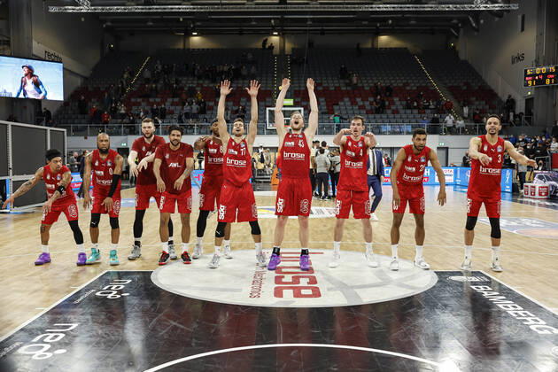 Bamberg joy over 91 81 victory vlnr Justin Robinson Brose Bamberg, 12 Chris Dove Brose Bamberg, 00 Martinas Geben Brose Bamberg, 22 Marvin Omuvwie Brose Bamberg, 11 Akil Mitchell Brose Bamberg, 08 Tomas Kyzlink Brose Bamberg, 77 Christian Sengfelder Brose Bamberg, 43 Omar Prewitt Brose Bamberg, 04 Kenneth Ogbe Brose Bamberg, 25 Dominic Lockhart Brose Bamberg, 03 amberg HAKRO Merlins Crailsheim easyCredit BBL Basketball Bundesliga Saison 2021 22 Spieltag 17, 29 03 2022 Bamberg, Brose Arena Foto Daniel Löb Loeb Copyright: DanielxLöb