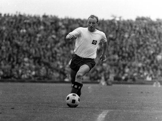 DFB Cup Final Hamburger SV Borussia Dortmund 3 0 14 08 1963 in Hannover Uwe Seeler HSV in action HM