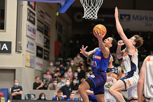 11 CJ Walker for the basketball players of Phoenix Hagen in the 2 bundesliga Pro A moves to the basket Phoenix Hagen vs Rostock Seawolves, 2 Bundesliga Pro A, 2022 season, 33 spieltag Saturday 02 04 2022 Hagen Copyright: xEibner-Pressfoto xAaronxBowserx 1269_ABR