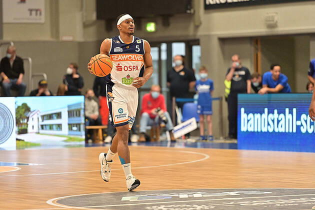 5 Chistopher John Carter of the Rostock Seawolves in the 2 bundesliga ProA brings the ball Phoenix Hagen vs Rostock Seawolves, 2 Bundesliga Pro A, 2022 season, 33 spieltag Saturday 02 04 2022 Hagen. Copyright: xEibner-Pressfoto xAaronxBowserx 1269_ABR