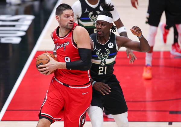 CHICAGO, IL - APRIL 05: Milwaukee Bucks guard Jrue Holiday (21) guards Chicago Bulls center Nikola Vucevic (9) during a NBA, Basketball Herren, USA game between the Milwaukee Bucks and the Chicago Bulls on April 5, 2022 at the United Center in Chicago, IL. (Photo by Melissa Tamez Icon Sportswire) NBA: APR 05 Bucks at Bulls Icon22040516