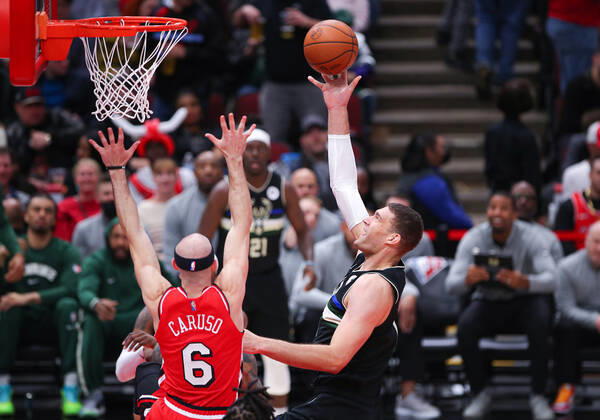 CHICAGO, IL - APRIL 05: Milwaukee Bucks center Brook Lopez (11) drives to the basket in action during a NBA, Basketball Herren, USA game between the Milwaukee Bucks and the Chicago Bulls on April 5, 2022 at the United Center in Chicago, IL. (Photo by Melissa Tamez Icon Sportswire) NBA: APR 05 Bucks at Bulls Icon22040526