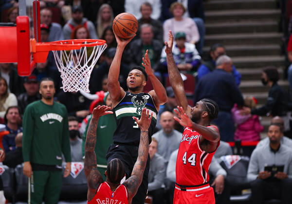 CHICAGO, IL - APRIL 05: Milwaukee Bucks forward Giannis Antetokounmpo (34) shoots the ball in action during a NBA, Basketball Herren, USA game between the Milwaukee Bucks and the Chicago Bulls on April 5, 2022 at the United Center in Chicago, IL. (Photo by Melissa Tamez Icon Sportswire) NBA: APR 05 Bucks at Bulls Icon22040527