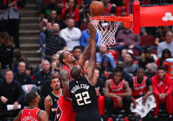 CHICAGO, IL - APRIL 05: Chicago Bulls forward DeMar DeRozan (11) drives to the basket for a lay up while being defended by Milwaukee Bucks forward Khris Middleton (22) during a NBA, Basketball Herren, USA game between the Milwaukee Bucks and the Chicago Bulls on April 5, 2022 at the United Center in Chicago, IL. (Photo by Melissa Tamez Icon Sportswire) NBA: APR 05 Bucks at Bulls Icon22040537