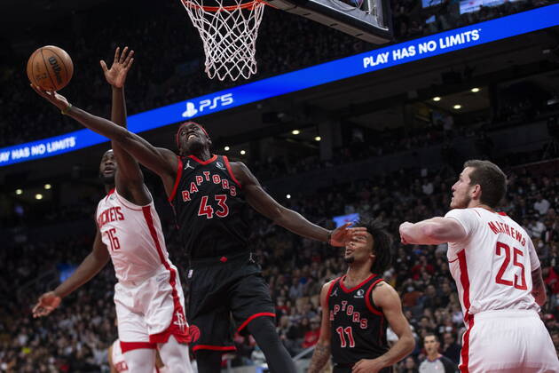 April 8, 2022, Toronto, ON, CANADA: Toronto Raptors Pascal Siakam (43) takes an offensive rebound in front of Houston Rockets Usman Garuba (left) during first half NBA, Basketball Herren, USA basketball action in Toronto on Friday, April 8, 2022. Pascal Siakam; Usman Garuba  - ZUMAc35_ 20220408_zaf_c35_076 Copyright: xChrisxYoungx