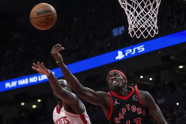 April 8, 2022, Toronto, ON, CANADA: Toronto Raptors Pascal Siakam (right) gets the offensive rebound against Houston Rockets Usman Garuba during first half NBA, Basketball Herren, USA basketball action in Toronto on Friday, April 8, 2022. Pascal Siakam; Usman Garuba  - ZUMAc35_ 20220408_zaf_c35_087 Copyright: xChrisxYoungx