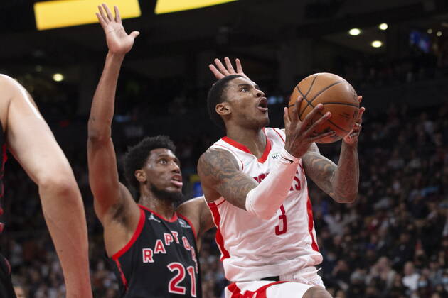 April 8, 2022, Toronto, ON, CAN: Houston Rockets Kevin Porter Jr. (right) shoots as Toronto Raptors Thaddeus Young defends during second half NBA, Basketball Herren, USA basketball action in Toronto on Friday, April 8, 2022. Kevin Porter Jr. Thaddeus Young  - ZUMAc35_ 20220408_zaf_c35_128 Copyright: xChrisxYoungx
