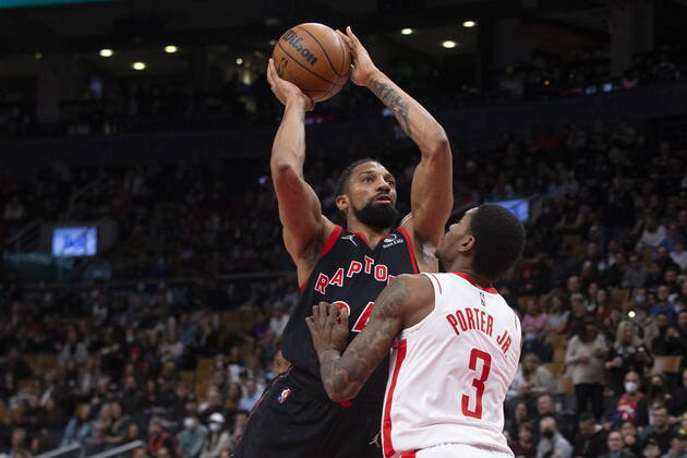 April 8, 2022, Toronto, ON, CAN: Toronto Raptors Khem Birch (left) scores over Houston Rocket Kevin Porter Jr. during first half NBA, Basketball Herren, USA basketball action in Toronto on Friday, April 8, 2022. Khem Birch; Kevin Porter Jr.  - ZUMAc35_ 20220408_zaf_c35_144 Copyright: xChrisxYoungx