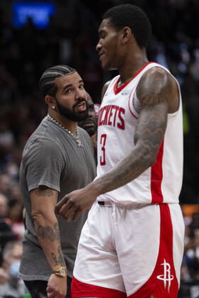 April 8, 2022, Toronto, ON, CAN: Drake exchanges words with Houston Rockets Kevin Porter Jr. (right) during second half NBA, Basketball Herren, USA basketball action against Toronto Raptors in Toronto on Friday, April 8, 2022. Drake Kevin Porter Jr.  - ZUMAc35_ 20220408_zaf_c35_157 Copyright: xChrisxYoungx