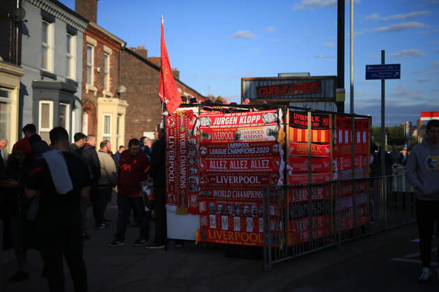 Liverpool v SL Benfica UEFA Champions League 13. April 2022 UEFA Champions League Viertelfinale 2. Spiel Liverpool v SL Benfica Fanartikel vor Anfield Foto Simon Stacpoole Abseits Liverpool UK  Copyright: xSimonxStacpoolexOffside