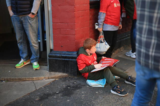 Liverpool gegen SL Benfica UEFA Champions League 13. April 2022 UEFA Champions League Viertelfinale 2. Spiel Liverpool gegen SL Benfica Fans warten vor dem Spiel vor Anfield Foto Simon Stacpoole Offside Liverpool UK  Copyright: xSimonxStacpoolexOffside