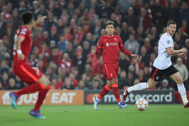 Liverpool v S L Benfica - UEFA Champions League Roberto Firmino of Liverpool passes to Luis Diaz of Liverpool during the UEFA Champions League match between Liverpool and S L Benfica at Anfield, Liverpool on Wednesday 13th April 2022. Liverpool United Kingdom  Copyright: xMIxNewsx originalFilename:fletcher-liverpoo220413_npUVY