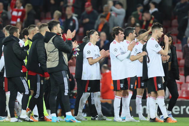 Liverpool v S L Benfica - UEFA Champions League The Benfica team applaud the fans during the UEFA Champions League match between Liverpool and S L Benfica at Anfield, Liverpool on Wednesday 13th April 2022. Liverpool United Kingdom  Copyright: xMIxNewsx originalFilename:fletcher-liverpoo220413_npTip