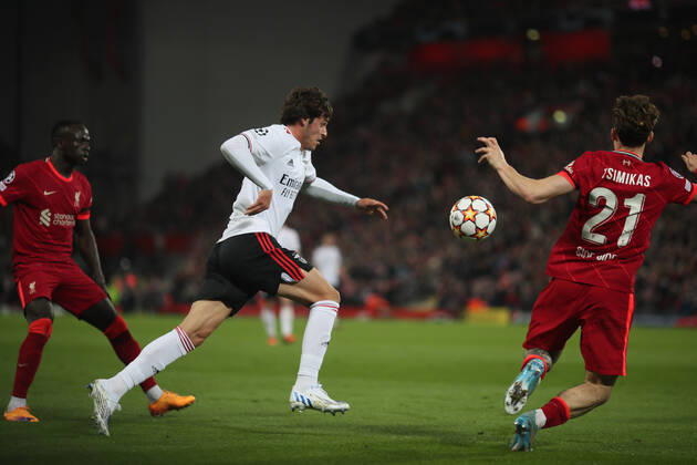 Liverpool v S L Benfica - UEFA Champions League Paulo Bernardo of Benfica on the ball during the UEFA Champions League match between Liverpool and S L Benfica at Anfield, Liverpool on Wednesday 13th April 2022. Liverpool United Kingdom  Copyright: xMIxNewsx originalFilename:fletcher-liverpoo220413_npWxE