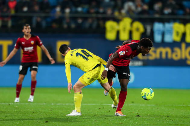 April 19, 2022, VILARREAL, CASTELLON, SPAIN: Helder Costa of Valencia and Manu Trigueros of Villarreal in action during the Santander League match between Villareal CF and Valencia CF at the Ceramica Stadium on April 19, 2022, in Valencia, Spain. VILARREAL SPAIN - ZUMAa181 20220419_zaa_a181_086 Copyright: xIvanxTerronx