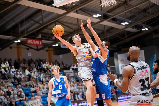 BARMER 2 Basketsball Bundesliga ProA season 2021 2022 playoff Matchday 1 quarterfinals on 27 4 22 Medipolis SC Jena vs Uni Baskets Paderborn v li Lorenz Bank Jena at the basket against Brad Thomas Greene Paderborn Sparkassen Arena