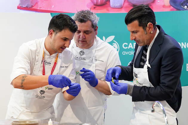 Spanish Chefs Jose Alvarez (c) and David Papis (l) and football legend Luis Figo perform a show-cooking by Epigen Healthy Bite during the Salon Gourmets 2022. April 26, 2022. (2022042665)