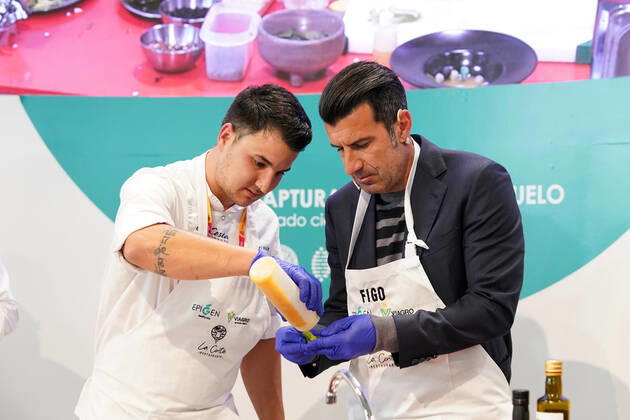 Spanish chef David Papis and football legend Luis Figo perform a show-cooking by Epigen Healthy Bite during the Salon Gourmets 2022. April 26, 2022. (2022042667)