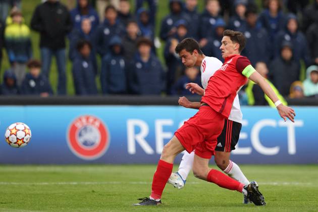 Nyon, Switzerland, 25th April 2022. Henrique Araujo of SL Benfica shoots goalwards as he is challenged by Lukas Wallner of Salzburg during the UEFA Youth League match at Colovray Sports Centre, Nyon. Picture credit should read: Jonathan Moscrop Sportimage EDITORIAL USE ONLY. No use with unauthorised audio, video, data, fixture lists, club league logos or live services. Online in-match use limited to 120 images, no video emulation. No use in betting, games or single club league player publications. SPI-1659
