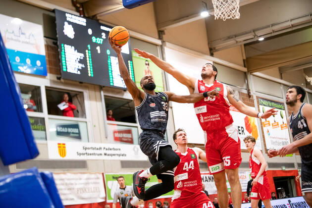 BARMER 2 Basketsball Bundesliga ProA season 2021 2022 playoff quarterfinals game 4 on 29 4 22 Uni Baskets Paderborn vs Medipolis SC Jena v li Brandon Thomas Jena at the basket against Brad Greene Paderborn Sparkassen Arena