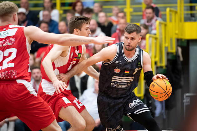 BARMER 2 Basketsball Bundesliga ProA season 2021 2022 playoff quarterfinals game 4 on 29 4 22 Uni Baskets Paderborn vs Medipolis SC Jena v re Julius Wolf Jena on the ball against Jena Großmann Paderborn Sparkassen Arena
