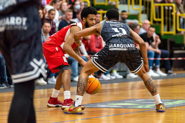 Jordan Livingston Barnes Uni Baskets Paderborn, 4 Rayshawn Simmons Medipolis SC Jena, 11 Uni Baskets Paderborn vs Medipolis SC Jena, basketball, 2 Bundesliga ProA, season 2021 2022, playoffs game 4, 29 04 2022 Uni Baskets Paderborn vs Medipolis SC Jena, basketball, 2 Bundesliga ProA, season 2021 2022, playoffs game 4, 29 04 2022 Paderborn Copyright: xEibner-Pressefoto BahhoxKarax EP_BKA