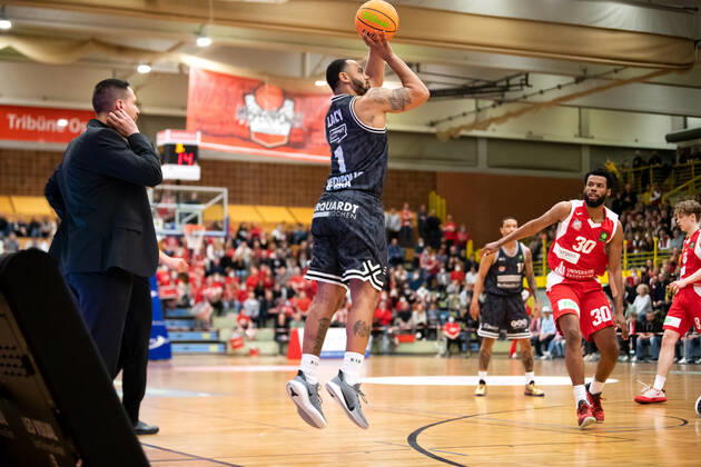 BARMER 2 Basketsball Bundesliga ProA season 2021 2022 playoff quarterfinals game 4 on 29 4 22 Uni Baskets Paderborn vs Medipolis SC Jena Mitte Davonte Lacy Jena with the 3 point shot Sparkassen Arena
