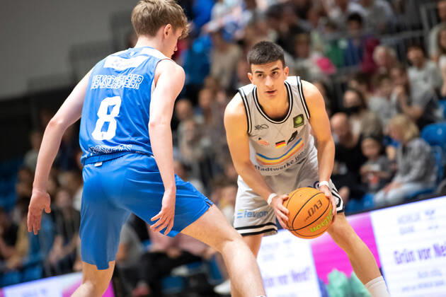 BARMER 2 Basketsball Bundesliga ProA season 2021 2022 playoff quarterfinals game 5 on 01 5 22 Medipolis SC Jena vs Uni Baskets Paderborn v re on the ball Vuk Radojicic Jena vs Peter Hemschemeier Paderborn Sparkassen Arena