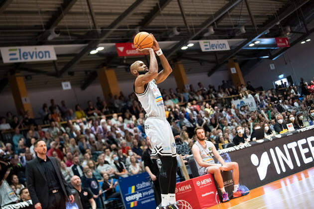 BARMER 2 Basketsball Bundesliga ProA season 2021 2022 playoff quarterfinals game 5 on 01 5 22 Medipolis SC Jena vs Uni Baskets Paderborn Brandon Thomas Jena with the 3 point shot Sparkassen Arena