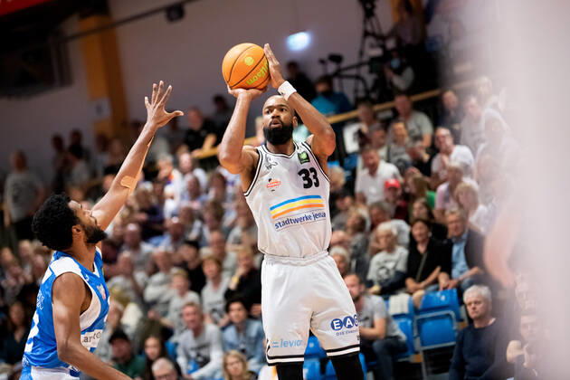 BARMER 2 Basketsball Bundesliga ProA season 2021 2022 playoff quarterfinals game 5 on 01 5 22 Medipolis SC Jena vs Uni Baskets Paderborn v re Brandon Thomas Jena throwing against Aaron Kayser Paderborn Sparkassen Arena