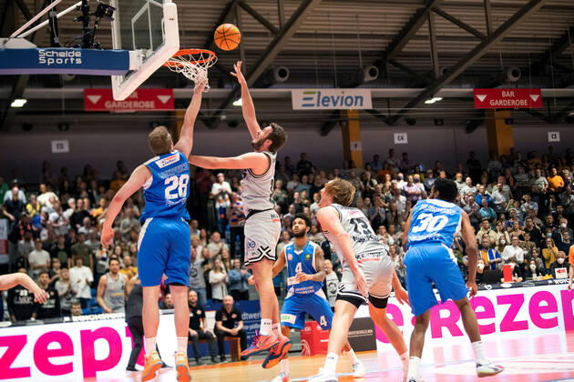 BARMER 2 Basketsball Bundesliga ProA season 2021 2022 playoff quarterfinals game 5 on 01 5 22 Medipolis SC Jena vs Uni Baskets Paderborn center Stephan Haukohl Jena with the basket against Lars Lagerpusch Paderborn Sparkassen Arena