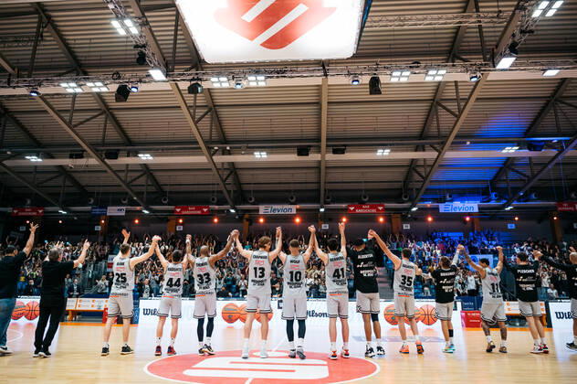BARMER 2 Basketsball Bundesliga ProA season 2021 2022 playoff quarterfinals game 5 on 01 5 22 Medipolis SC Jena vs Uni Baskets Paderborn The team of Medipolis SC Jena celebrates the victory in the 5 game against Paderborn and thus the entry into the playoff semifinals Sparkassen Arena