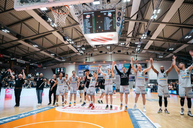 BARMER 2 Basketsball Bundesliga ProA season 2021 2022 playoff quarterfinals game 5 on 01 5 22 Medipolis SC Jena vs Uni Baskets Paderborn The team of Medipolis SC Jena celebrates the victory in the 5 game against Paderborn and thus the entry into the playoff semifinals Sparkassen Arena