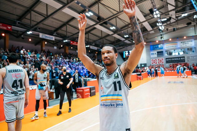 BARMER 2 Basketsball Bundesliga ProA season 2021 2022 playoff quarterfinals game 5 on 01 5 22 Medipolis SC Jena vs Uni Baskets Paderborn Rayshawn Simmons Jena happy to win game 5 against Paderborn Sparkassen Arena