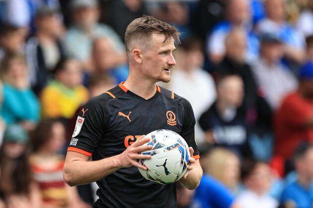 Sky Bet Championship Peterborough v Blackpool Callum Connolly 2 of Blackpool prepares to take a throw-in Peterborough Weston Homes Stadium Cambridgeshire United Kingdom Copyright: xMarkxCosgrove NewsxImagesx